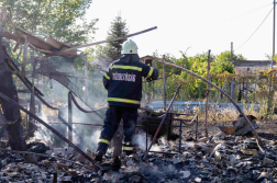 Nyolc hektáron égett a száraz növényzet, épületekre is átterjedt