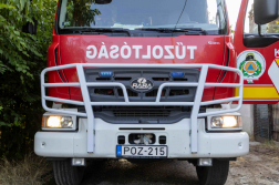 Nyolc hektáron égett a száraz növényzet, épületekre is átterjedt