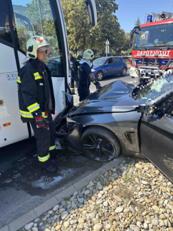 Autó és busz ütközött