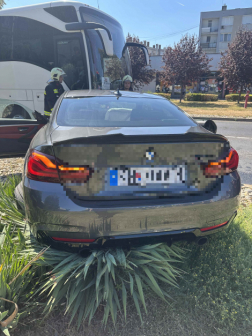Autó és busz ütközött