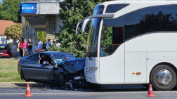 Autó és busz ütközött