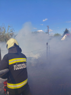 Aljnövényzet és tárolók égtek Környén