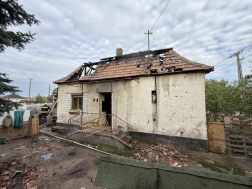 Lakóházra is átterjedtek a lángok Ácson