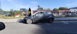 Kigyulladt egy autó Vértesszőlősnél