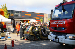 Baleseti szimulációs gyakorlaton a tatabányai tűzoltók