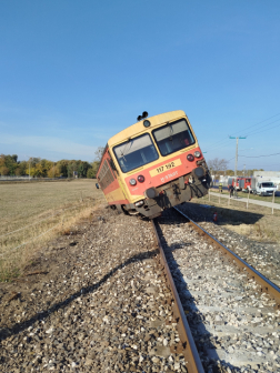 Motorvonattal ütközött egy személyautó
