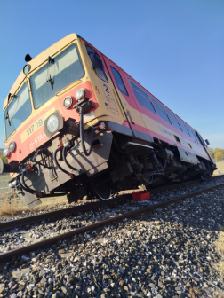 Motorvonattal ütközött egy személyautó