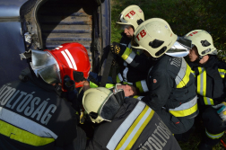 A gyakorlaton résztvevő tatabányai hivatásos tűzoltók a sérültet átadják a mentőszolgálat részére.