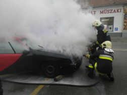 Az esethez vonuló esztergomi hivatásos tűzoltók a lángoló járművet gyorsbeavatkozó vízsugár segítségével eloltották.