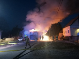 Égő buszhoz riasztották a tűzoltókat