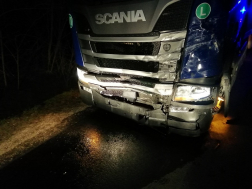 Kamion és személyautó ütközött Oroszlány és Környe között