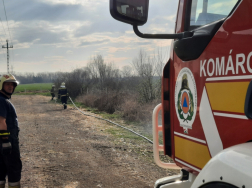 Nagy kiterjedésű tűzzel vették fel a harcot a tűzoltók kedden