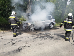 Kigyulladt egy személygépjármű Tatabánya és Szárliget közt hétfő délután