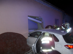 Háznak ütközött egy személyautó Komáromban