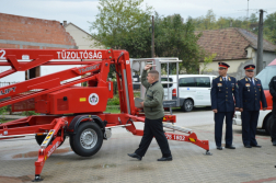 Emelőkosaras utánfutóval gazdagodtak a sárisápi önkéntesek