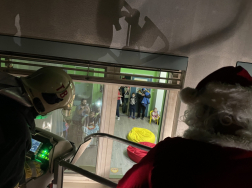 A tatabányai kórházba látogatott a Tűzoltómikulás