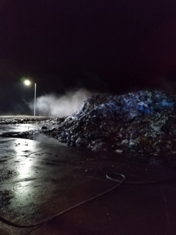 Tűzoltás az oroszlányi szeméttelepen