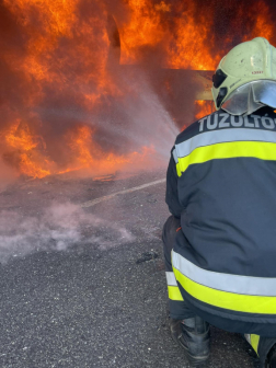 Kigyulladt busz az M1-es autópályán